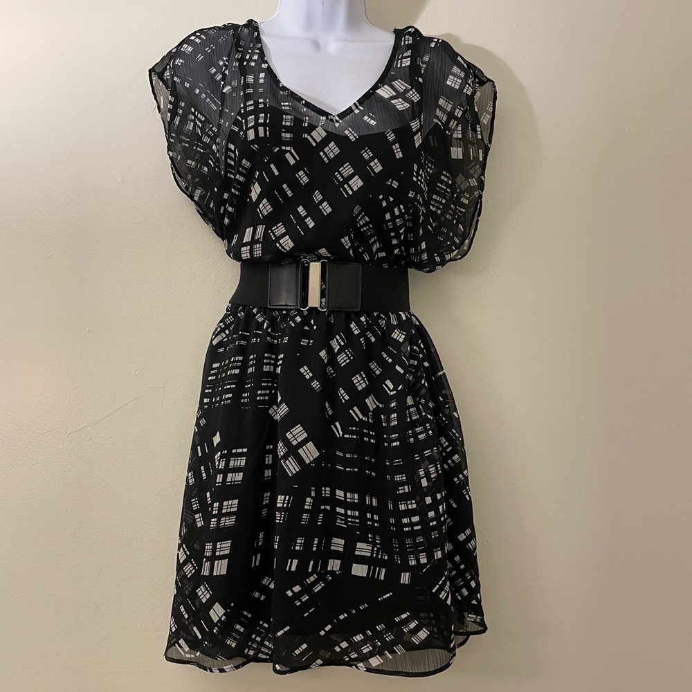 💙Express: black and white dress- size medium